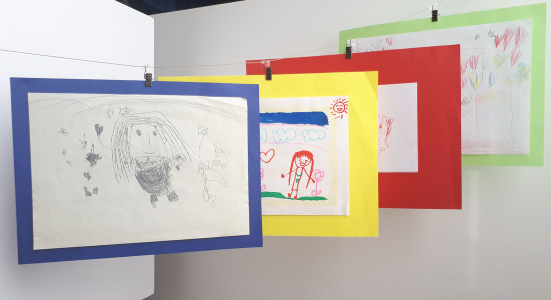 子どもの描いた絵で「おうち展覧会」　作って飾る工作アイデア＃４