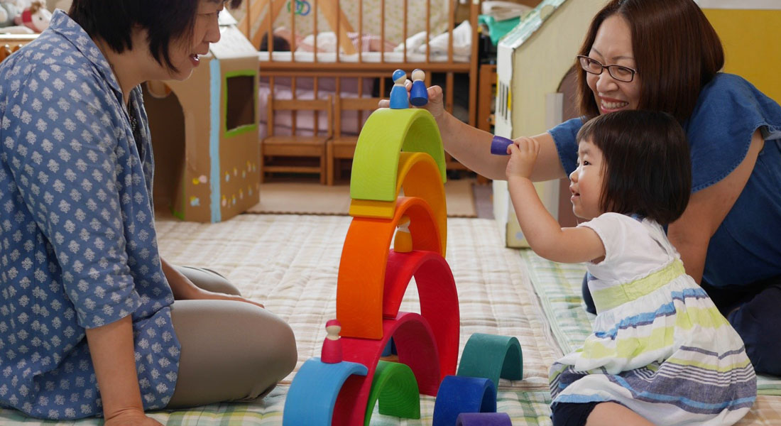 子育てママ応援！赤ちゃん遊びのヒント#3　美しい虹色の木のおもちゃ＆身近な素材でお風呂遊び