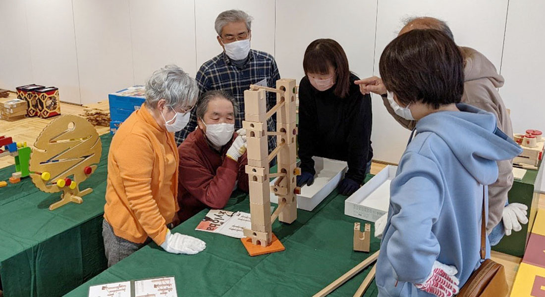 おもちゃ学芸員と一緒に作り上げた「新春　木育キャラバンIN福岡」